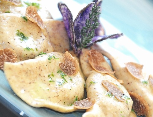 Raviolo con patate viola e strachitunt al tartufo bianchetto